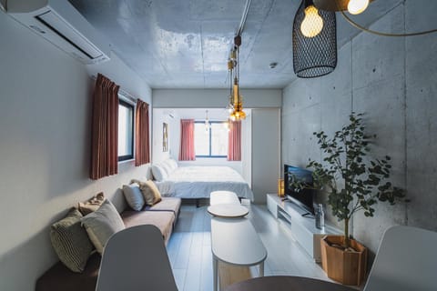 Bed, TV and multimedia, Living room, Photo of the whole room, Bedroom, air conditioner