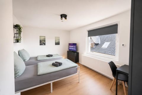 Bed, TV and multimedia, Bedroom