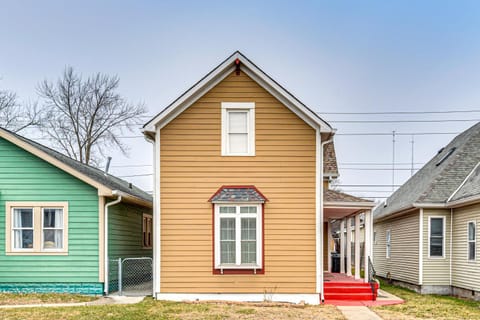 3 Mi to Dtwn Indy Bright Home with Furnished Deck House in Indianapolis
