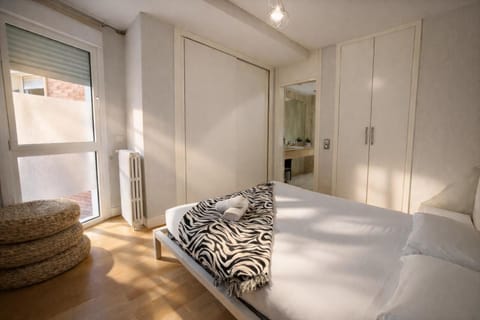 Bed, Decorative detail, towels