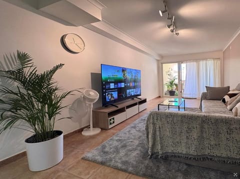 Communal lounge/ TV room, TV and multimedia, Living room, Seating area, Evening entertainment