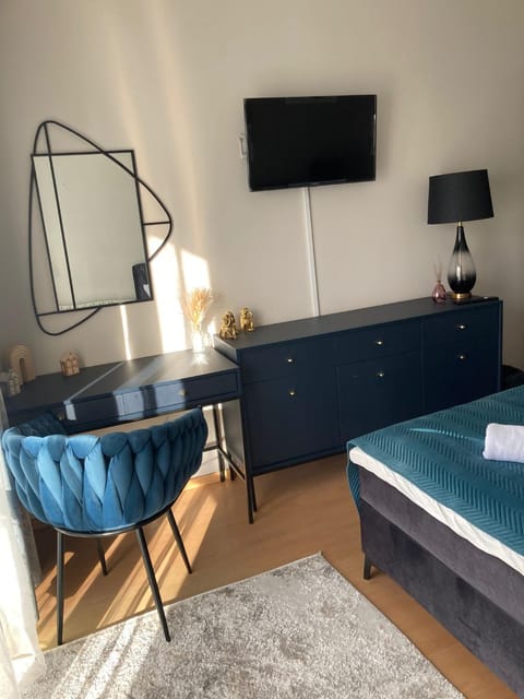 Bed, TV and multimedia, Bedroom