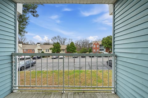 Charming apartment with fireplace & dining area Apartment in Hermitage