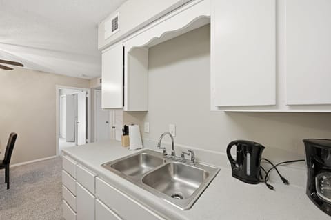 Charming apartment with fireplace & dining area Apartment in Hermitage