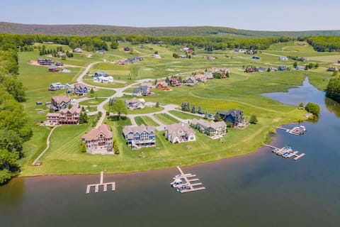 Wine and Roses by Railey Vacations House in Deep Creek Lake