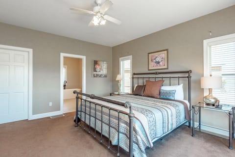 Wine and Roses by Railey Vacations House in Deep Creek Lake