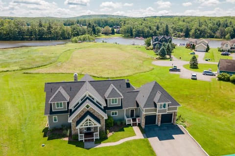 Wine and Roses by Railey Vacations House in Deep Creek Lake