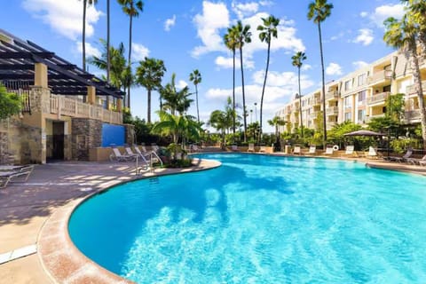 Beachfront Resort-sunset views deck & luxe king House in Oceanside