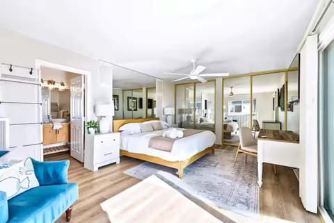 Beachfront Resort-sunset views deck & luxe king House in Oceanside