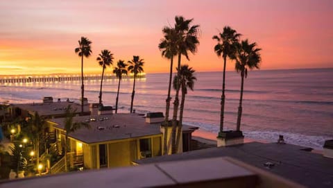 Beachfront Resort-sunset views deck & luxe king House in Oceanside
