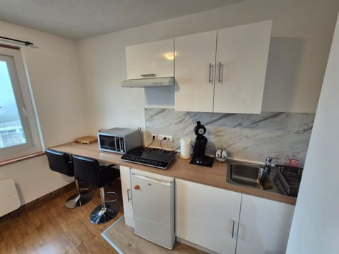 Dining area, oven, stove
