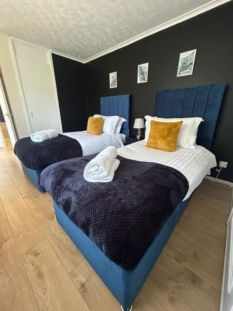 5-Bedroom Contractor Haven - Free Parking - Ideal for Work Crews House in Scunthorpe