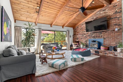 Communal lounge/ TV room, TV and multimedia, Living room, Seating area, fireplace