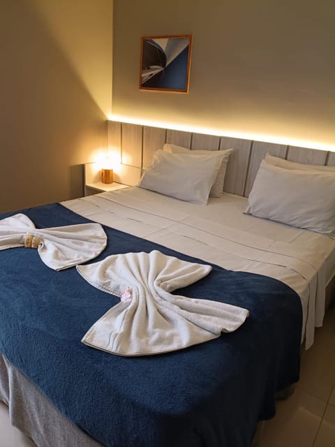 Bed, towels