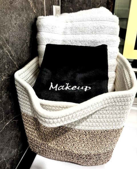 Downtown Cincinnati Boutique at Newport 3BR with 100in Cinema TV House in Bellevue