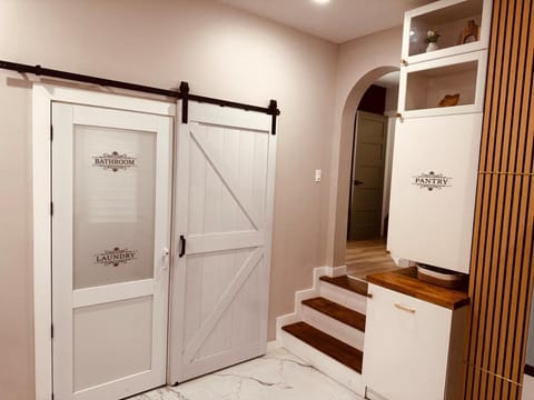 Downtown Cincinnati Boutique at Newport 3BR with 100in Cinema TV House in Bellevue