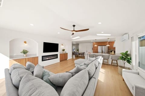 Communal lounge/ TV room, TV and multimedia, Living room, Seating area, fireplace, air conditioner