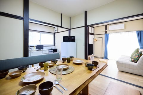 TV and multimedia, Kitchen or kitchenette, Living room, Dining area, kitchen, kitchen, air conditioner, air conditioner