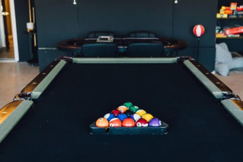 Billiard, Game Room