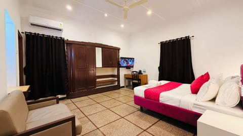 Communal lounge/ TV room, Bed, TV and multimedia, Photo of the whole room, Seating area, Bedroom, wardrobe, air conditioner