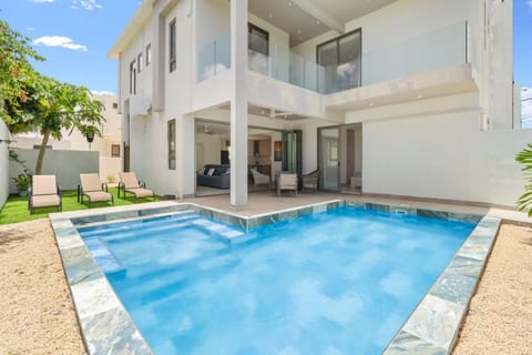 Property building, Swimming pool, sunbed
