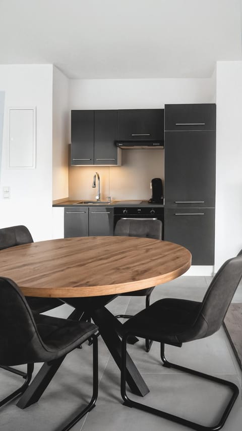 Kitchen or kitchenette, Dining area