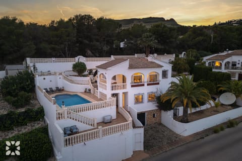 Property building, Day, Natural landscape, Bird's eye view, Mountain view, Pool view, Swimming pool, sunbed