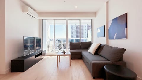 Communal lounge/ TV room, TV and multimedia, Living room, Seating area, Evening entertainment, air conditioner