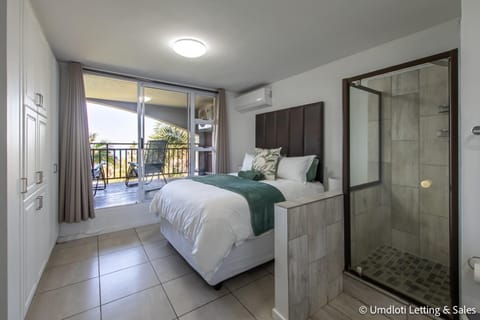 Bed, Bathroom, Balcony/Terrace, Photo of the whole room, Bedroom, Sea view, towels