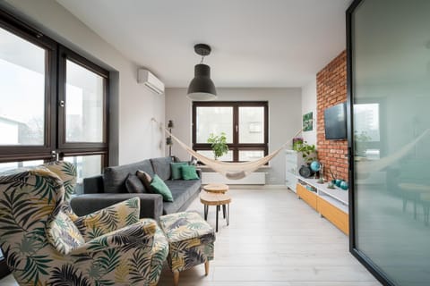 Communal lounge/ TV room, TV and multimedia, Living room, Seating area, Evening entertainment