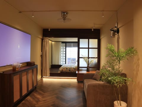 Bed, TV and multimedia, Living room, Photo of the whole room, Seating area, Bedroom
