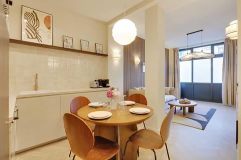 Kitchen or kitchenette, Dining area