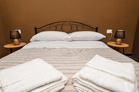 Photo of the whole room, Bedroom, towels