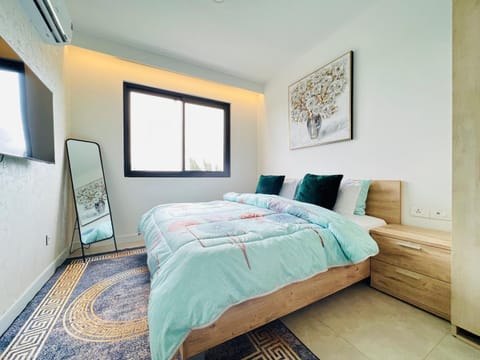 Bed, TV and multimedia, Bedroom, wardrobe, air conditioner