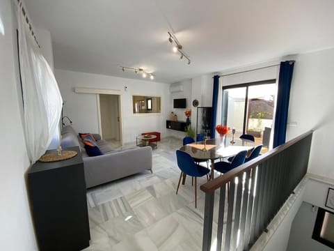 Toilet, TV and multimedia, Balcony/Terrace, Living room, Photo of the whole room, Dining area, heating, kitchen, air conditioner