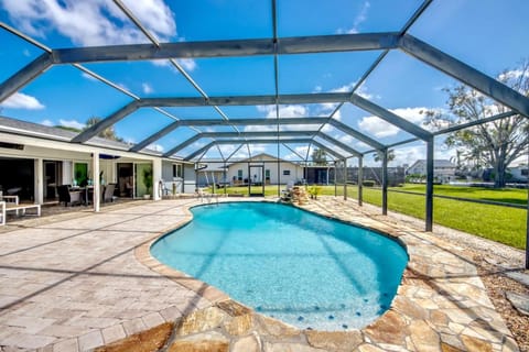 CoralVilla Seafan - prime location, with pool and canoes House in Lochmoor Waterway