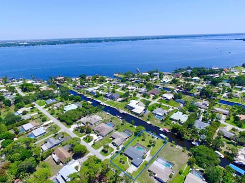 CoralVilla Seafan - prime location, with pool and canoes House in Lochmoor Waterway