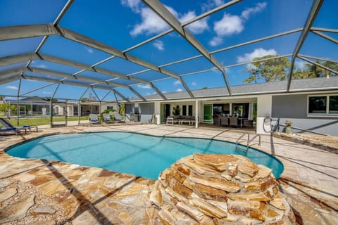 CoralVilla Seafan - prime location, with pool and canoes House in Lochmoor Waterway