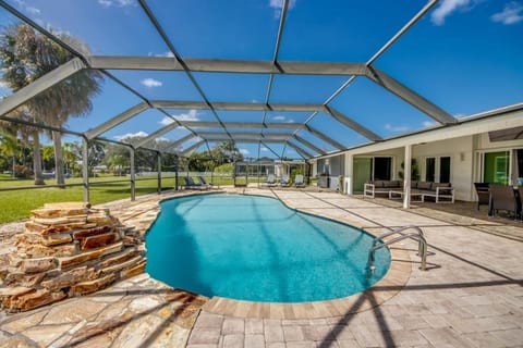 CoralVilla Seafan - prime location, with pool and canoes House in Lochmoor Waterway