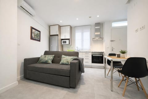 Kitchen or kitchenette, Living room, Seating area, Dining area, air conditioner