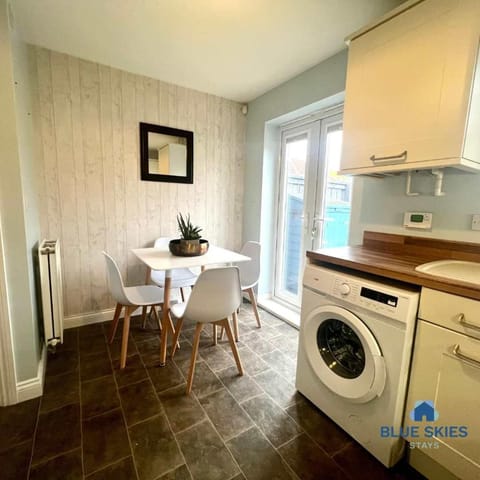 Merton House By Blue Skies Stays House in Middlesbrough