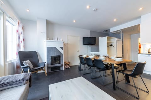 TV and multimedia, Kitchen or kitchenette, Living room, Seating area, Dining area
