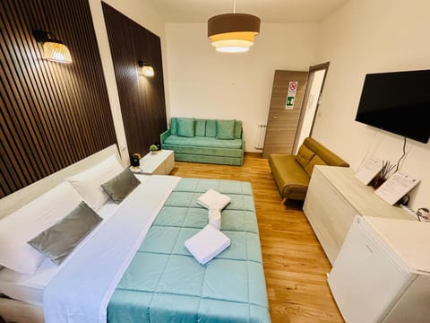 Communal lounge/ TV room, Bed, TV and multimedia, Living room, Photo of the whole room, Seating area, Bedroom, towels