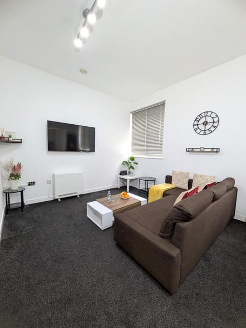 Spacious and Modern 2BR Apartment - Free Parking Apartment in Salford