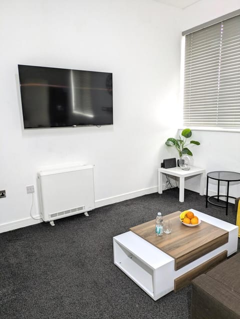 Spacious and Modern 2BR Apartment - Free Parking Apartment in Salford