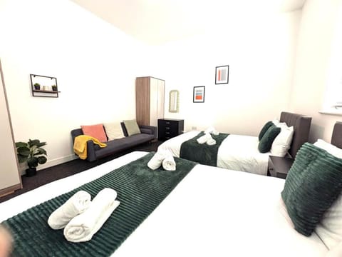 Spacious and Modern 2BR Apartment - Free Parking Apartment in Salford