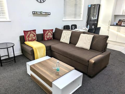 Spacious and Modern 2BR Apartment - Free Parking Apartment in Salford