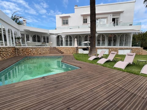 Property building, Patio, Day, Natural landscape, Garden, Garden view, Pool view, Swimming pool, sunbed