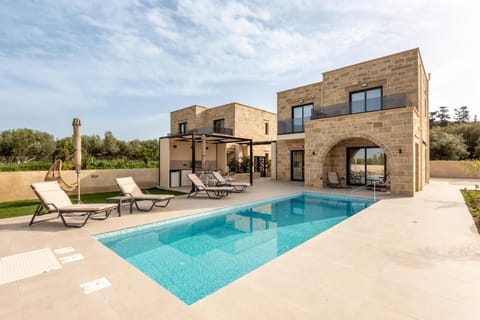 Property building, Patio, Day, Balcony/Terrace, Swimming pool, Swimming pool, sunbed