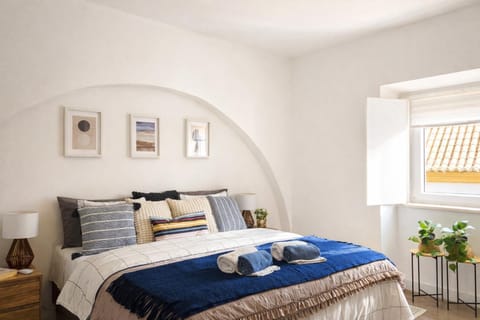 Bedroom, towels